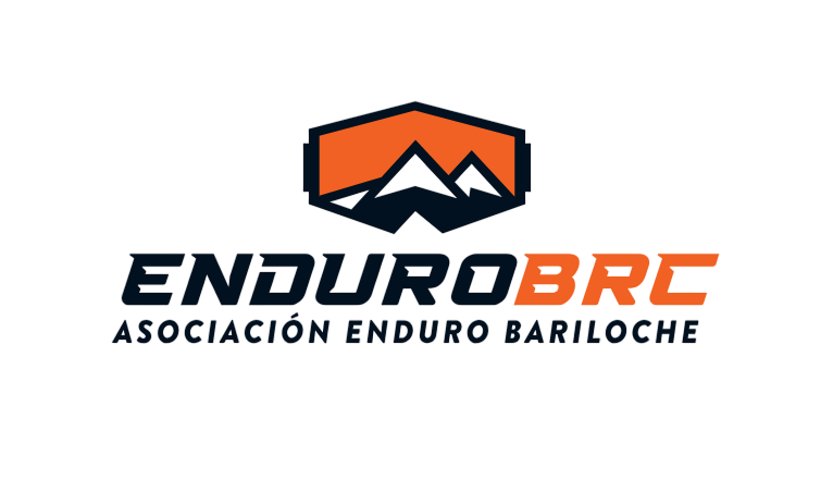 Equipo de Enduro BRC posando con sus motocicletas en el podio después de una gran victoria